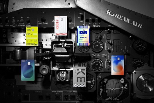 대한항공카드 030, 070, 150 회원들은 상단 3장과 하단 중앙의 플레이트 디자인 중 한 가지를 선택해 사용할 수 있으며,대한항공카드 the First 회원들은 하단 양쪽 끝 2장의 플레이트 중 한 가지를 선택해 사용 가능하다.(사진=현대카드 제공)